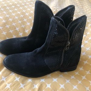Catherine Malandrino Black snakeskin zip boots